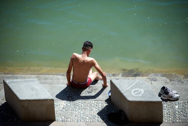 Toulouse: First Heatwave Of The Year Due To Global Warming A man cools off on the Garonne river banks in Toulouse, France, on May 27, 2026, amid the first heatwave of the year. Temperatures in Toulouse reach 37?C, with France experiencing temperatures 8 to 15?C above normal for May. This heatwave is noted for its early occurrence and intensity, with several temperature records surpassed, particularly in the southwest. The phenomenon, known as a heat dome, involves hot air trapped by cooler air. This heatwave coincides with climate experts concerns about the challenges of limiting global warming to +1.5?C, as agreed during the 2015 COP21 in Paris. France s current temperatures are 2.2?C above the 1950-1990 average. Southern Europe is experi  Copyright: xAlainxPittonx originalFilename: pitton-notitle260527_npXgL.jpg