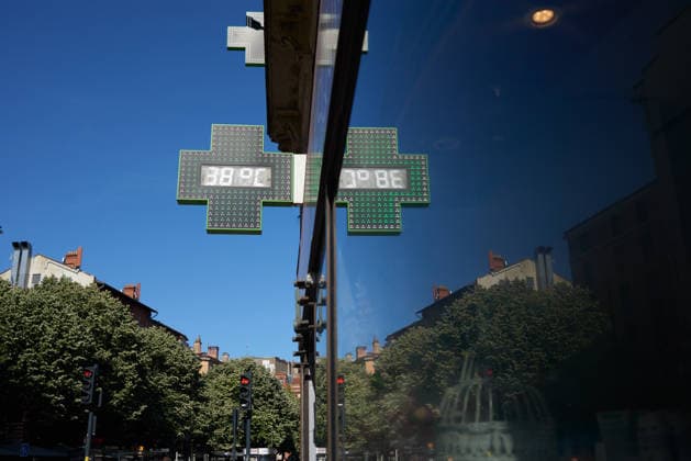 Toulouse: First Heatwave Of The Year Due To Global Warming A pharmacy thermometer shows a temperature of 38?C during a heatwave in Toulouse, France, on May 27, 2026. France experiences its first heatwave of the year, with temperatures reaching 37?C in Toulouse. The heatwave is notable for its early occurrence and intensity, with dozens of temperature records surpassed, particularly in the southwest. France is experiencing temperatures 8 to 15?C above the May average. The heatwave is attributed to a phenomenon known as a heat dome, where hot air is trapped by cooler air. This event coincides with climate experts concerns that limiting global warming to +1.5?C, as agreed in 2015 during the COP21 in Paris, may not be achievable. France s curr  Copyright: xAlainxPittonx originalFilename: pitton-notitle260527_npAWe.jpg