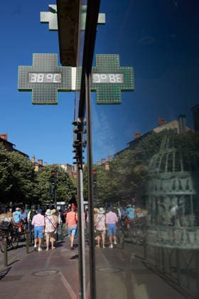 Toulouse: First Heatwave Of The Year Due To Global Warming A pharmacy thermometer shows a temperature of 38?C during a heatwave in Toulouse, France, on May 27, 2026. France experiences its first heatwave of the year, with temperatures reaching 37?C in Toulouse. The heatwave is notable for its early occurrence and intensity, with dozens of temperature records surpassed, particularly in the southwest. France is experiencing temperatures 8 to 15?C above the May average. The heatwave is attributed to a phenomenon known as a heat dome, where hot air is trapped by cooler air. This event coincides with climate experts concerns that limiting global warming to +1.5?C, as agreed in 2015 during the COP21 in Paris, may not be achievable. France s curr  Copyright: xAlainxPittonx originalFilename: pitton-notitle260527_npOFb.jpg
