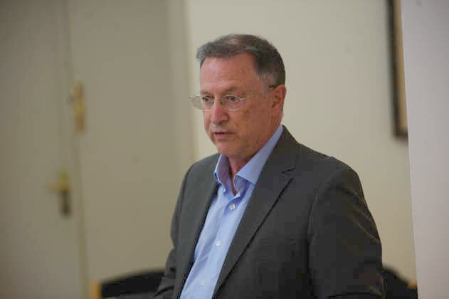 Flensburg, Schleswig-Holstein Vortrag & Diskussion mit Klaus Scherer ehem. ARD-Korrespondent in Washington, Journalist und Autor. Anlässlich des Besuchs der Amerika-Gesellschaft in Flensburg luden der SOF und SSW zu einem Abend mit Klaus Scherer ein. Thema: Die USA im politischen Hurrikan Ein aktueller Bericht über Entwicklungen, Lage und Perspektiven in den USA. Hier: Es spricht Klaus Scherer. Aufnahme vom 27.05.2026, Flensburg. *** Flensburg, Schleswig Holstein Lecture Discussion with Klaus Scherer former ARD correspondent in Washington, journalist and author On the occasion of the visit of the Amerika Gesellschaft in Flensburg, the SOF and SSW invited to an evening with Klaus Scherer Topic The USA in the political hurricane A curre