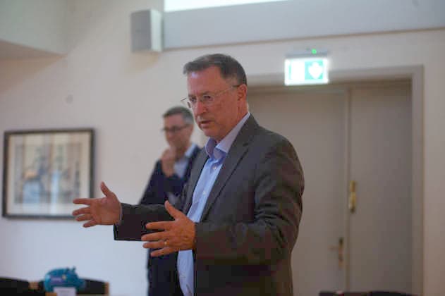 Flensburg, Schleswig-Holstein Vortrag & Diskussion mit Klaus Scherer ehem. ARD-Korrespondent in Washington, Journalist und Autor. Anlässlich des Besuchs der Amerika-Gesellschaft in Flensburg luden der SOF und SSW zu einem Abend mit Klaus Scherer ein. Thema: Die USA im politischen Hurrikan Ein aktueller Bericht über Entwicklungen, Lage und Perspektiven in den USA. Hier: Es spricht Klaus Scherer. Aufnahme vom 27.05.2026, Flensburg. *** Flensburg, Schleswig Holstein Lecture Discussion with Klaus Scherer former ARD correspondent in Washington, journalist and author On the occasion of the visit of the Amerika Gesellschaft in Flensburg, the SOF and SSW invited to an evening with Klaus Scherer Topic The USA in the political hurricane A curre