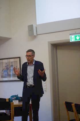 Flensburg, Schleswig-Holstein Vortrag & Diskussion mit Klaus Scherer ehem. ARD-Korrespondent in Washington, Journalist und Autor. Anlässlich des Besuchs der Amerika-Gesellschaft in Flensburg luden der SOF und SSW zu einem Abend mit Klaus Scherer ein. Thema: Die USA im politischen Hurrikan Ein aktueller Bericht über Entwicklungen, Lage und Perspektiven in den USA. Hier: Es spricht Jens Henriksen (Sydslesvigsk Oplysningsforbund e.V.) Aufnahme vom 27.05.2026, Flensburg. *** Flensburg, Schleswig Holstein Lecture Discussion with Klaus Scherer Former ARD correspondent in Washington, journalist and author On the occasion of the visit of the Amerika Gesellschaft in Flensburg, the SOF and SSW invited to an evening with Klaus Scherer Topic The