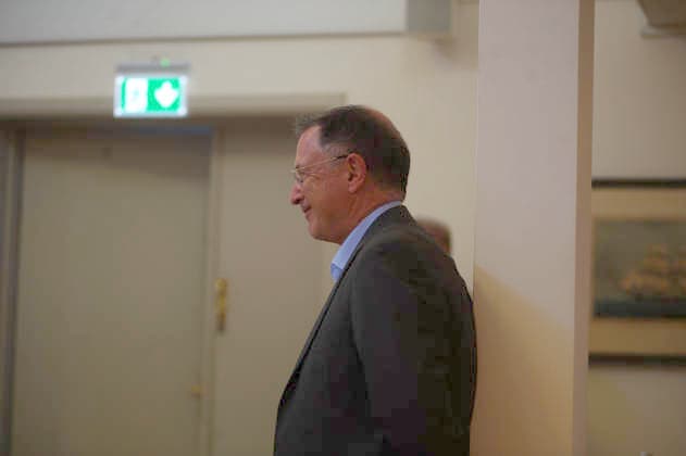 Flensburg, Schleswig-Holstein Vortrag & Diskussion mit Klaus Scherer ehem. ARD-Korrespondent in Washington, Journalist und Autor. Anlässlich des Besuchs der Amerika-Gesellschaft in Flensburg luden der SOF und SSW zu einem Abend mit Klaus Scherer ein. Thema: Die USA im politischen Hurrikan Ein aktueller Bericht über Entwicklungen, Lage und Perspektiven in den USA. Hier: Klaus Scherer wird begrüßt. Aufnahme vom 27.05.2026, Flensburg. *** Flensburg, Schleswig Holstein Lecture Discussion with Klaus Scherer former ARD correspondent in Washington, journalist and author On the occasion of the visit of the Amerika Gesellschaft in Flensburg, the SOF and SSW invited to an evening with Klaus Scherer Topic The USA in the political hurricane A c