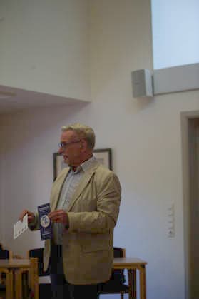 Flensburg, Schleswig-Holstein Vortrag & Diskussion mit Klaus Scherer ehem. ARD-Korrespondent in Washington, Journalist und Autor. Anlässlich des Besuchs der Amerika-Gesellschaft in Flensburg luden der SOF und SSW zu einem Abend mit Klaus Scherer ein. Thema: Die USA im politischen Hurrikan Ein aktueller Bericht über Entwicklungen, Lage und Perspektiven in den USA. Hier: Es sprocht Wolfgang Schulz, Geschäftsführer Amerika-Gesellschaft Schleswig-Holstein. Aufnahme vom 27.05.2026, Flensburg. *** Flensburg, Schleswig Holstein Lecture Discussion with Klaus Scherer former ARD correspondent in Washington, journalist and author On the occasion of the visit of the Amerika Gesellschaft in Flensburg, the SOF and SSW invited to an evening with K