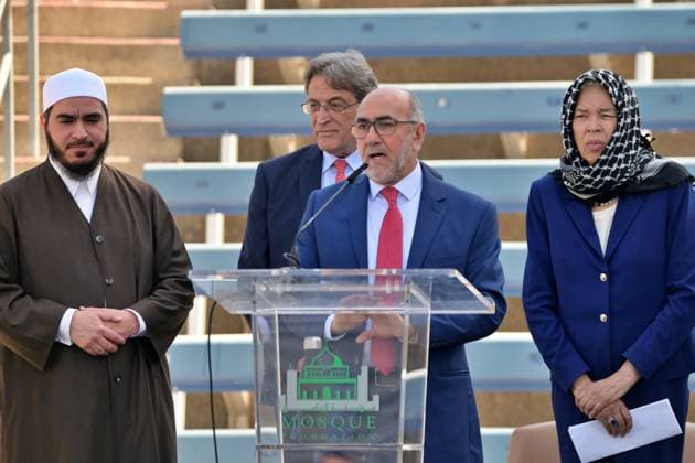 Mass Eid al-Adha gathering in Illinois BRIDGEVIEW, ILLINOIS - MAY 27: Secretary General of the Muslim Organizations Council (USCMO), Usame Cemal (2nd R) makes a speech as thousands of Muslim worshippers gather on the field at SeatGeek Stadium for communal Eid al-Adha prayers on May 27, 2026, in Bridgeview, Illinois, United States. Organized by the Mosque Foundation, the annual outdoor celebration drew an estimated 20,000 attendees from across the Chicagoland area, marking it as the largest Eid gathering in the state. Jacek Boczarski Anadolu Illinois United States. Editorial use only. Please get in touch for any other usage.  Copyright: x2026xAnadoluxJacekxBoczarskix