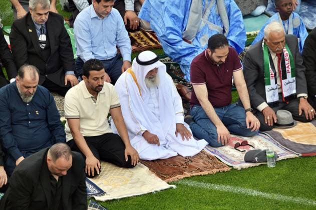 Mass Eid al-Adha gathering in Illinois BRIDGEVIEW, ILLINOIS - MAY 27: Thousands of Muslim worshippers gather on the field at SeatGeek Stadium for communal Eid al-Adha prayers on May 27, 2026, in Bridgeview, Illinois, United States. Organized by the Mosque Foundation, the annual outdoor celebration drew an estimated 20,000 attendees from across the Chicagoland area, marking it as the largest Eid gathering in the state. Jacek Boczarski Anadolu Illinois United States. Editorial use only. Please get in touch for any other usage.  Copyright: x2026xAnadoluxJacekxBoczarskix
