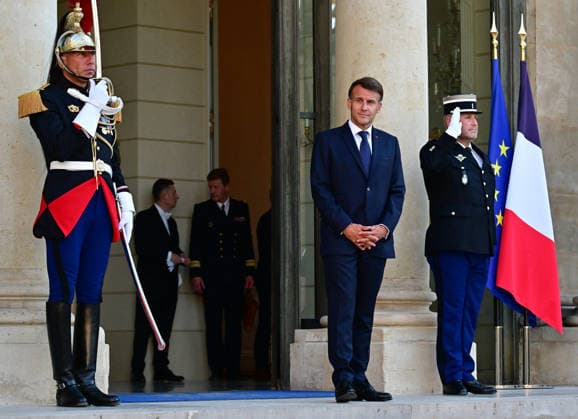Le Président de la République Emmanuel Macron accueille Jonas Gahr Støre, Premier ministre du Royaume de Norvège, au palais de lElysée à Paris, le 27 mai 2026 Christian Liewig Bestimage President Emmanuel Macron welcomes Jonas Gahr Støre, Prime Minister of the Kingdom of Norway, to the Elysée Palace in Paris, on May 27, 2026 Paris France  Copyright: xChristianxLiewigx xBestimagexChristianxLiewigx xBestimagex