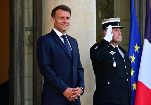 Le Président de la République Emmanuel Macron accueille Jonas Gahr Støre, Premier ministre du Royaume de Norvège, au palais de lElysée à Paris, le 27 mai 2026 Christian Liewig Bestimage President Emmanuel Macron welcomes Jonas Gahr Støre, Prime Minister of the Kingdom of Norway, to the Elysée Palace in Paris, on May 27, 2026 Paris France  Copyright: xChristianxLiewigx xBestimagexChristianxLiewigx xBestimagex