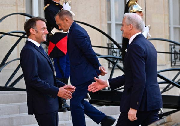 Le Président de la République Emmanuel Macron accueille Jonas Gahr Støre, Premier ministre du Royaume de Norvège, au palais de lElysée à Paris, le 27 mai 2026 Christian Liewig Bestimage President Emmanuel Macron welcomes Jonas Gahr Støre, Prime Minister of the Kingdom of Norway, to the Elysée Palace in Paris, on May 27, 2026 Paris France  Copyright: xChristianxLiewigx xBestimagexChristianxLiewigx xBestimagex