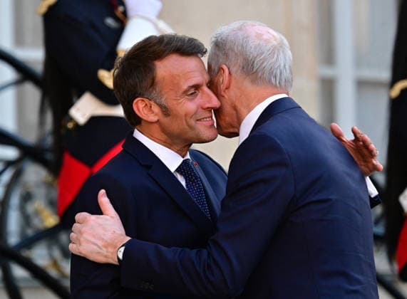 Le Président de la République Emmanuel Macron accueille Jonas Gahr Støre, Premier ministre du Royaume de Norvège, au palais de lElysée à Paris, le 27 mai 2026 Christian Liewig Bestimage President Emmanuel Macron welcomes Jonas Gahr Støre, Prime Minister of the Kingdom of Norway, to the Elysée Palace in Paris, on May 27, 2026 Paris France  Copyright: xChristianxLiewigx xBestimagexChristianxLiewigx xBestimagex