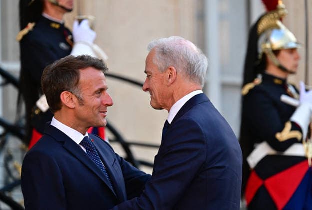 Le Président de la République Emmanuel Macron accueille Jonas Gahr Støre, Premier ministre du Royaume de Norvège, au palais de lElysée à Paris, le 27 mai 2026 Christian Liewig Bestimage President Emmanuel Macron welcomes Jonas Gahr Støre, Prime Minister of the Kingdom of Norway, to the Elysée Palace in Paris, on May 27, 2026 Paris France  Copyright: xChristianxLiewigx xBestimagexChristianxLiewigx xBestimagex
