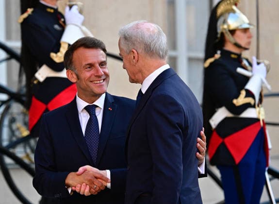 Le Président de la République Emmanuel Macron accueille Jonas Gahr Støre, Premier ministre du Royaume de Norvège, au palais de lElysée à Paris, le 27 mai 2026 Christian Liewig Bestimage President Emmanuel Macron welcomes Jonas Gahr Støre, Prime Minister of the Kingdom of Norway, to the Elysée Palace in Paris, on May 27, 2026 Paris France  Copyright: xChristianxLiewigx xBestimagexChristianxLiewigx xBestimagex