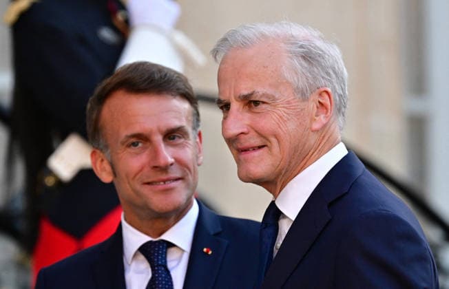 Le Président de la République Emmanuel Macron accueille Jonas Gahr Støre, Premier ministre du Royaume de Norvège, au palais de lElysée à Paris, le 27 mai 2026 Christian Liewig Bestimage President Emmanuel Macron welcomes Jonas Gahr Støre, Prime Minister of the Kingdom of Norway, to the Elysée Palace in Paris, on May 27, 2026 Paris France  Copyright: xChristianxLiewigx xBestimagexChristianxLiewigx xBestimagex