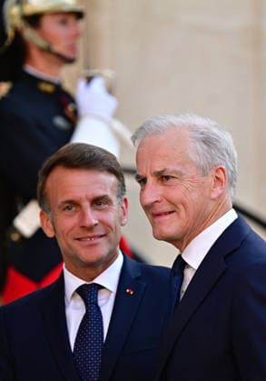 Le Président de la République Emmanuel Macron accueille Jonas Gahr Støre, Premier ministre du Royaume de Norvège, au palais de lElysée à Paris, le 27 mai 2026 Christian Liewig Bestimage President Emmanuel Macron welcomes Jonas Gahr Støre, Prime Minister of the Kingdom of Norway, to the Elysée Palace in Paris, on May 27, 2026 Paris France  Copyright: xChristianxLiewigx xBestimagexChristianxLiewigx xBestimagex