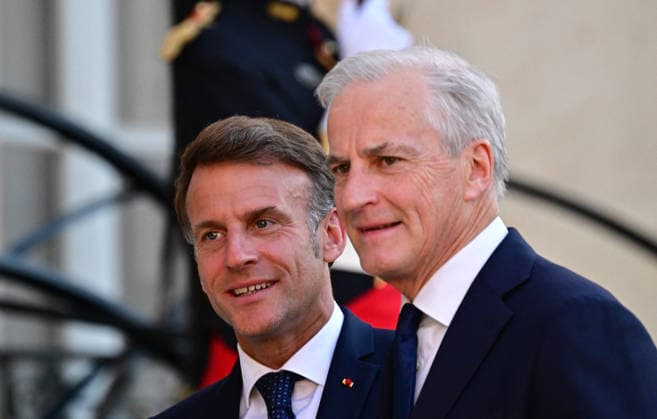 Le Président de la République Emmanuel Macron accueille Jonas Gahr Støre, Premier ministre du Royaume de Norvège, au palais de lElysée à Paris, le 27 mai 2026 Christian Liewig Bestimage President Emmanuel Macron welcomes Jonas Gahr Støre, Prime Minister of the Kingdom of Norway, to the Elysée Palace in Paris, on May 27, 2026 Paris France  Copyright: xChristianxLiewigx xBestimagexChristianxLiewigx xBestimagex