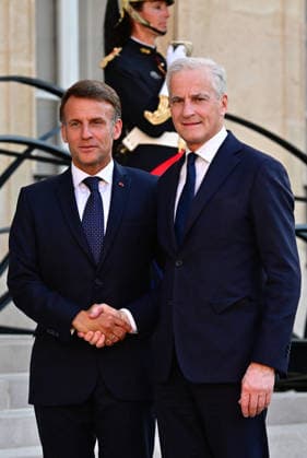 Le Président de la République Emmanuel Macron accueille Jonas Gahr Støre, Premier ministre du Royaume de Norvège, au palais de lElysée à Paris, le 27 mai 2026 Christian Liewig Bestimage President Emmanuel Macron welcomes Jonas Gahr Støre, Prime Minister of the Kingdom of Norway, to the Elysée Palace in Paris, on May 27, 2026 Paris France  Copyright: xChristianxLiewigx xBestimagexChristianxLiewigx xBestimagex