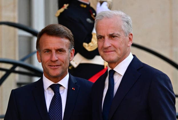 Le Président de la République Emmanuel Macron accueille Jonas Gahr Støre, Premier ministre du Royaume de Norvège, au palais de lElysée à Paris, le 27 mai 2026 Christian Liewig Bestimage President Emmanuel Macron welcomes Jonas Gahr Støre, Prime Minister of the Kingdom of Norway, to the Elysée Palace in Paris, on May 27, 2026 Paris France  Copyright: xChristianxLiewigx xBestimagexChristianxLiewigx xBestimagex
