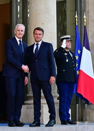 Le Président de la République Emmanuel Macron accueille Jonas Gahr Støre, Premier ministre du Royaume de Norvège, au palais de lElysée à Paris, le 27 mai 2026 Christian Liewig Bestimage President Emmanuel Macron welcomes Jonas Gahr Støre, Prime Minister of the Kingdom of Norway, to the Elysée Palace in Paris, on May 27, 2026 Paris France  Copyright: xChristianxLiewigx xBestimagexChristianxLiewigx xBestimagex