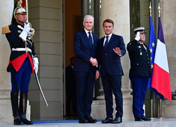 Le Président de la République Emmanuel Macron accueille Jonas Gahr Støre, Premier ministre du Royaume de Norvège, au palais de lElysée à Paris, le 27 mai 2026 Christian Liewig Bestimage President Emmanuel Macron welcomes Jonas Gahr Støre, Prime Minister of the Kingdom of Norway, to the Elysée Palace in Paris, on May 27, 2026 Paris France  Copyright: xChristianxLiewigx xBestimagexChristianxLiewigx xBestimagex