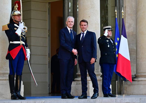 Le Président de la République Emmanuel Macron accueille Jonas Gahr Støre, Premier ministre du Royaume de Norvège, au palais de lElysée à Paris, le 27 mai 2026 Christian Liewig Bestimage President Emmanuel Macron welcomes Jonas Gahr Støre, Prime Minister of the Kingdom of Norway, to the Elysée Palace in Paris, on May 27, 2026 Paris France  Copyright: xChristianxLiewigx xBestimagexChristianxLiewigx xBestimagex