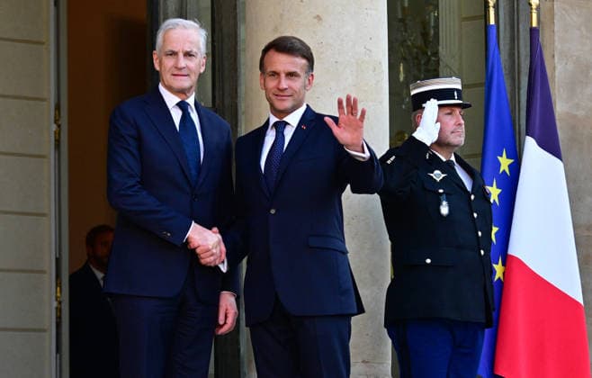 Le Président de la République Emmanuel Macron accueille Jonas Gahr Støre, Premier ministre du Royaume de Norvège, au palais de lElysée à Paris, le 27 mai 2026 Christian Liewig Bestimage President Emmanuel Macron welcomes Jonas Gahr Støre, Prime Minister of the Kingdom of Norway, to the Elysée Palace in Paris, on May 27, 2026 Paris France  Copyright: xChristianxLiewigx xBestimagexChristianxLiewigx xBestimagex