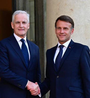 Le Président de la République Emmanuel Macron accueille Jonas Gahr Støre, Premier ministre du Royaume de Norvège, au palais de lElysée à Paris, le 27 mai 2026 Christian Liewig Bestimage President Emmanuel Macron welcomes Jonas Gahr Støre, Prime Minister of the Kingdom of Norway, to the Elysée Palace in Paris, on May 27, 2026 Paris France  Copyright: xChristianxLiewigx xBestimagexChristianxLiewigx xBestimagex