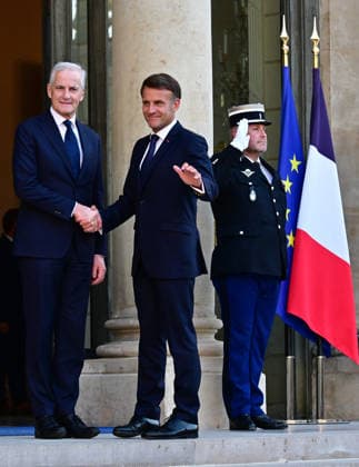 Le Président de la République Emmanuel Macron accueille Jonas Gahr Støre, Premier ministre du Royaume de Norvège, au palais de lElysée à Paris, le 27 mai 2026 Christian Liewig Bestimage President Emmanuel Macron welcomes Jonas Gahr Støre, Prime Minister of the Kingdom of Norway, to the Elysée Palace in Paris, on May 27, 2026 Paris France  Copyright: xChristianxLiewigx xBestimagexChristianxLiewigx xBestimagex