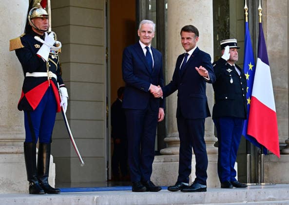 Le Président de la République Emmanuel Macron accueille Jonas Gahr Støre, Premier ministre du Royaume de Norvège, au palais de lElysée à Paris, le 27 mai 2026 Christian Liewig Bestimage President Emmanuel Macron welcomes Jonas Gahr Støre, Prime Minister of the Kingdom of Norway, to the Elysée Palace in Paris, on May 27, 2026 Paris France  Copyright: xChristianxLiewigx xBestimagexChristianxLiewigx xBestimagex