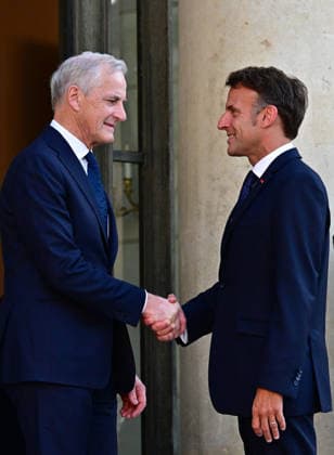 Le Président de la République Emmanuel Macron accueille Jonas Gahr Støre, Premier ministre du Royaume de Norvège, au palais de lElysée à Paris, le 27 mai 2026 Christian Liewig Bestimage President Emmanuel Macron welcomes Jonas Gahr Støre, Prime Minister of the Kingdom of Norway, to the Elysée Palace in Paris, on May 27, 2026 Paris France  Copyright: xChristianxLiewigx xBestimagexChristianxLiewigx xBestimagex