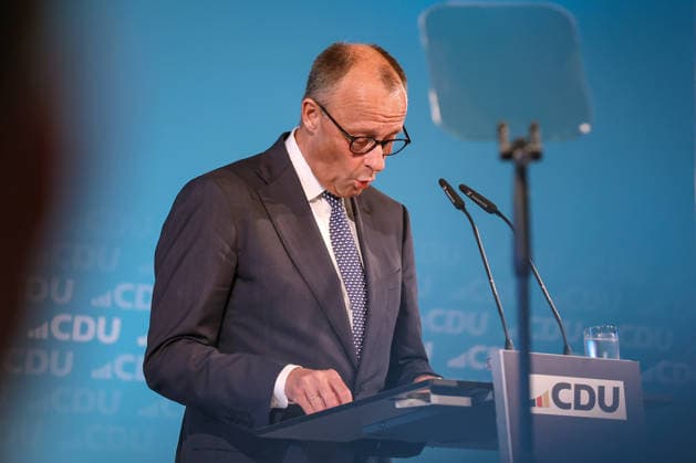 27.05.2026, Politik, Bundeskanzler Friedrich Merz (CDU) Spricht bei seiner Rede auf der Bühne zu Gast als Festredner beim Festakt in der Schützenhalle Hüsten bei Arnsberg. 80 Jahre Neheim-Hüstener Programm. Nordrhein-Westfalen Deutschland *** 27 05 2026, Politics, Federal Chancellor Friedrich Merz CDU Speaks during his speech on stage as guest speaker at the ceremony in the Schützenhalle Hüsten near Arnsberg 80 years of Neheim Hüstener program North Rhine-Westphalia Germany
