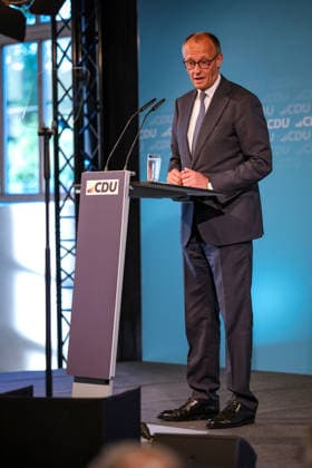 27.05.2026, Politik, Bundeskanzler Friedrich Merz (CDU) Spricht bei seiner Rede auf der Bühne zu Gast als Festredner beim Festakt in der Schützenhalle Hüsten bei Arnsberg. 80 Jahre Neheim-Hüstener Programm. Nordrhein-Westfalen Deutschland *** 27 05 2026, Politics, Federal Chancellor Friedrich Merz CDU Speaks during his speech on stage as guest speaker at the ceremony in the Schützenhalle Hüsten near Arnsberg 80 years of Neheim Hüstener program North Rhine-Westphalia Germany