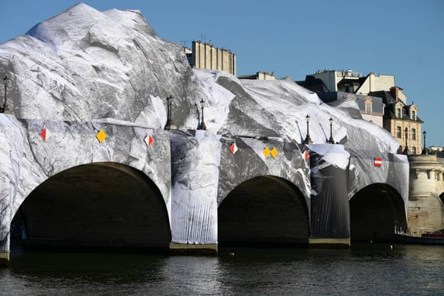Preparation work continues for a large-scale installation by French artist JR in Paris PARIS, FRANCE - MAY 27: Preparation work takes place for a large-scale installation by French artist JR at the Pont Neuf in Paris, France on May 27, 2026. The artwork, titled La Caverne du Pont-Neuf, will be open to the public from June 6 to June 28, 2026 Mohamad Salaheldin Abdelg Alsayed Anadolu Paris France. Editorial use only. Please get in touch for any other usage.  Copyright: x2026xAnadoluxMohamadxSalaheldinxAbdelgxAlsayedx
