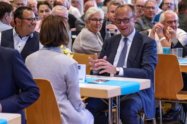 27.05.2026, Politik, Bundeskanzler Friedrich Merz (CDU) lachend neben seiner Ehefrau Charlotte zu Gast als Festredner beim Festakt in der Schützenhalle Hüsten bei Arnsberg. 80 Jahre Neheim-Hüstener Programm. Nordrhein-Westfalen Deutschland *** 27 05 2026, Politics, Federal Chancellor Friedrich Merz CDU laughing next to his wife Charlotte as guest speaker at the ceremony in the Schützenhalle Hüsten near Arnsberg 80 years Neheim Hüstener program North Rhine-Westphalia Germany