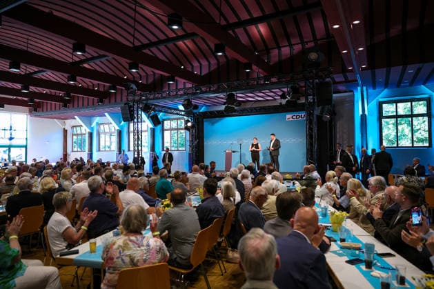 27.05.2026, Politik, Innenansicht Innen Übersicht Übersichtsbild Bundeskanzler Friedrich Merz (CDU) zu Gast als Festredner beim Festakt in der Schützenhalle Hüsten bei Arnsberg. 80 Jahre Neheim-Hüstener Programm. Nordrhein-Westfalen Deutschland *** 27 05 2026, Politics, Interior, Interior view Overview Overview picture Federal Chancellor Friedrich Merz CDU as guest speaker at the ceremony in the Schützenhalle Hüsten near Arnsberg 80 years Neheim Hüstener program North Rhine-Westphalia Germany