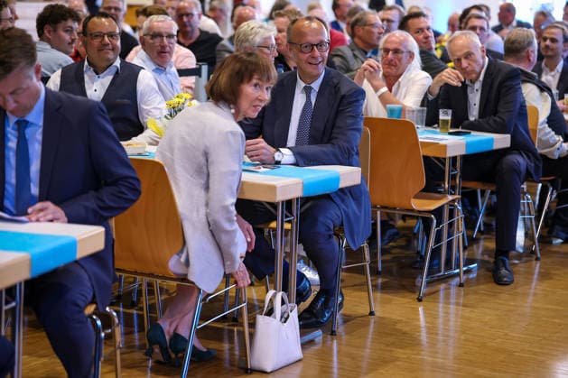 27.05.2026, Politik, Bundeskanzler Friedrich Merz (CDU) neben seiner Ehefrau Charlotte zu Gast als Festredner beim Festakt in der Schützenhalle Hüsten bei Arnsberg. 80 Jahre Neheim-Hüstener Programm. Nordrhein-Westfalen Deutschland *** 27 05 2026, Politics, Federal Chancellor Friedrich Merz CDU next to his wife Charlotte as guest speaker at the ceremony in the Schützenhalle Hüsten near Arnsberg 80 years Neheim Hüstener program North Rhine-Westphalia Germany
