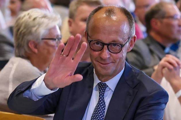 27.05.2026, Politik, Bundeskanzler Friedrich Merz (CDU) zu Gast als Festredner beim Festakt in der Schützenhalle Hüsten bei Arnsberg. 80 Jahre Neheim-Hüstener Programm. Nordrhein-Westfalen Deutschland *** 27 05 2026, Politics, Federal Chancellor Friedrich Merz CDU as guest speaker at the ceremony in the Schützenhalle Hüsten near Arnsberg 80 years of Neheim Hüstener program North Rhine-Westphalia Germany