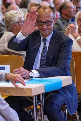 27.05.2026, Politik, Bundeskanzler Friedrich Merz (CDU) zu Gast als Festredner beim Festakt in der Schützenhalle Hüsten bei Arnsberg. 80 Jahre Neheim-Hüstener Programm. Nordrhein-Westfalen Deutschland *** 27 05 2026, Politics, Federal Chancellor Friedrich Merz CDU as guest speaker at the ceremony in the Schützenhalle Hüsten near Arnsberg 80 years of Neheim Hüstener program North Rhine-Westphalia Germany