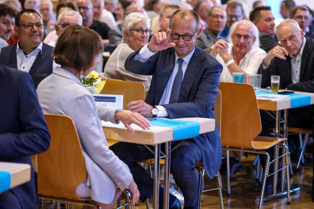 27.05.2026, Politik, Bundeskanzler Friedrich Merz (CDU) neben seiner Ehefrau Charlotte zu Gast als Festredner beim Festakt in der Schützenhalle Hüsten bei Arnsberg. 80 Jahre Neheim-Hüstener Programm. Nordrhein-Westfalen Deutschland *** 27 05 2026, Politics, Federal Chancellor Friedrich Merz CDU next to his wife Charlotte as guest speaker at the ceremony in the Schützenhalle Hüsten near Arnsberg 80 years Neheim Hüstener program North Rhine-Westphalia Germany