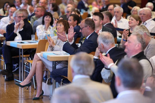 27.05.2026, Politik, Bundeskanzler Friedrich Merz (CDU) zu Gast als Festredner beim Festakt in der Schützenhalle Hüsten bei Arnsberg. 80 Jahre Neheim-Hüstener Programm. Nordrhein-Westfalen Deutschland *** 27 05 2026, Politics, Federal Chancellor Friedrich Merz CDU as guest speaker at the ceremony in the Schützenhalle Hüsten near Arnsberg 80 years of Neheim Hüstener program North Rhine-Westphalia Germany