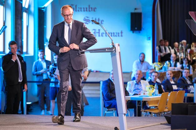 27.05.2026, Politik, Bundeskanzler Friedrich Merz (CDU) betritt die Bühne für seine Rede zu Gast als Festredner beim Festakt in der Schützenhalle Hüsten bei Arnsberg. 80 Jahre Neheim-Hüstener Programm. Nordrhein-Westfalen Deutschland *** 27 05 2026, Politics, Federal Chancellor Friedrich Merz CDU takes the stage for his speech as guest speaker at the ceremony in the Schützenhalle Hüsten near Arnsberg 80 years of Neheim Hüstener program North Rhine-Westphalia Germany