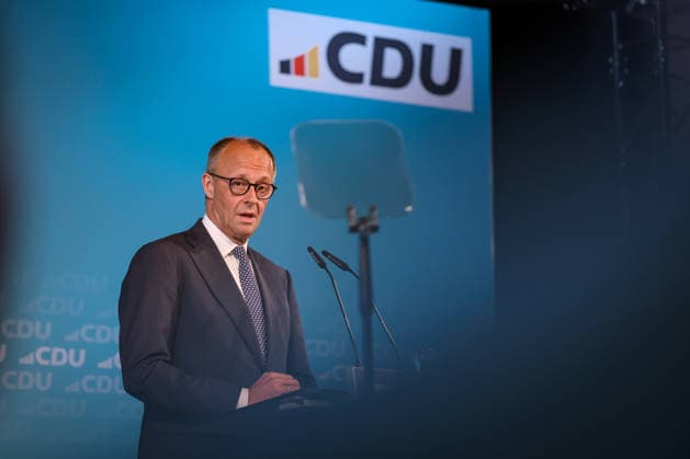 27.05.2026, Politik, Bundeskanzler Friedrich Merz (CDU) Spricht bei seiner Rede auf der Bühne zu Gast als Festredner beim Festakt in der Schützenhalle Hüsten bei Arnsberg. 80 Jahre Neheim-Hüstener Programm. Nordrhein-Westfalen Deutschland *** 27 05 2026, Politics, Federal Chancellor Friedrich Merz CDU Speaks during his speech on stage as guest speaker at the ceremony in the Schützenhalle Hüsten near Arnsberg 80 years of Neheim Hüstener program North Rhine-Westphalia Germany