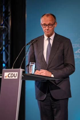 27.05.2026, Politik, Bundeskanzler Friedrich Merz (CDU) Spricht bei seiner Rede auf der Bühne zu Gast als Festredner beim Festakt in der Schützenhalle Hüsten bei Arnsberg. 80 Jahre Neheim-Hüstener Programm. Nordrhein-Westfalen Deutschland *** 27 05 2026, Politics, Federal Chancellor Friedrich Merz CDU Speaks during his speech on stage as guest speaker at the ceremony in the Schützenhalle Hüsten near Arnsberg 80 years of Neheim Hüstener program North Rhine-Westphalia Germany