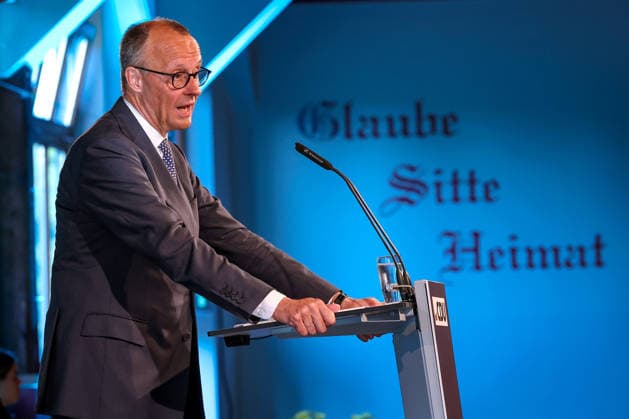 News Bilder des Tages #2 27.05.2026, Politik, Bundeskanzler Friedrich Merz (CDU) Spricht bei seiner Rede auf der Bühne zu Gast als Festredner beim Festakt in der Schützenhalle Hüsten bei Arnsberg. 80 Jahre Neheim-Hüstener Programm. Nordrhein-Westfalen Deutschland *** 27 05 2026, Politics, Federal Chancellor Friedrich Merz CDU Speaks during his speech on stage as guest speaker at the ceremony in the Schützenhalle Hüsten near Arnsberg 80 years of Neheim Hüstener program North Rhine-Westphalia Germany