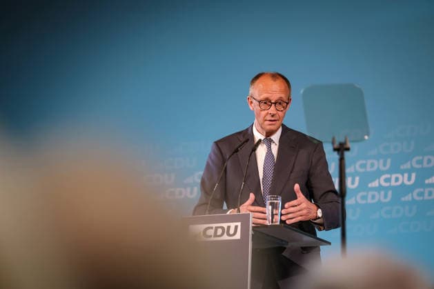 27.05.2026, Politik, Bundeskanzler Friedrich Merz (CDU) Spricht bei seiner Rede auf der Bühne zu Gast als Festredner beim Festakt in der Schützenhalle Hüsten bei Arnsberg. 80 Jahre Neheim-Hüstener Programm. Nordrhein-Westfalen Deutschland *** 27 05 2026, Politics, Federal Chancellor Friedrich Merz CDU Speaks during his speech on stage as guest speaker at the ceremony in the Schützenhalle Hüsten near Arnsberg 80 years of Neheim Hüstener program North Rhine-Westphalia Germany