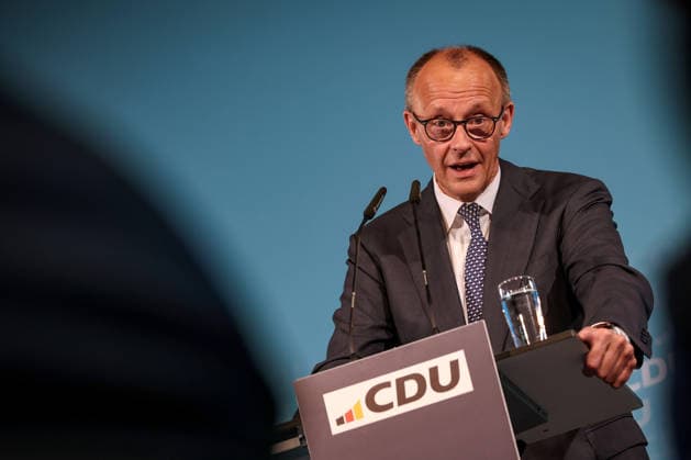 27.05.2026, Politik, Bundeskanzler Friedrich Merz (CDU) Spricht bei seiner Rede auf der Bühne zu Gast als Festredner beim Festakt in der Schützenhalle Hüsten bei Arnsberg. 80 Jahre Neheim-Hüstener Programm. Nordrhein-Westfalen Deutschland *** 27 05 2026, Politics, Federal Chancellor Friedrich Merz CDU Speaks during his speech on stage as guest speaker at the ceremony in the Schützenhalle Hüsten near Arnsberg 80 years of Neheim Hüstener program North Rhine-Westphalia Germany