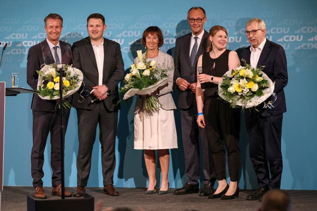27.05.2026, Politik, Bundeskanzler Friedrich Merz (CDU) und Ehefrau Charlotte zu Gast als Festredner beim Festakt in der Schützenhalle Hüsten bei Arnsberg. 80 Jahre Neheim-Hüstener Programm. Nordrhein-Westfalen Deutschland *** 27 05 2026, Politics, Federal Chancellor Friedrich Merz CDU and wife Charlotte as guest speakers at the ceremony in the Schützenhalle Hüsten near Arnsberg 80 years of Neheim Hüstener program North Rhine-Westphalia Germany