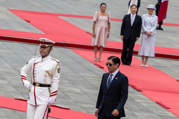 May 27, 2026, Tokyo, Japan: Philippine President Ferdinand Marcos Jr. inspects a guard of honor as his his wife First Lady Liza Araneta Marcos (L), Japan s Emperor Naruhito (C) and Empress Masako (R) look on at the Royal Palace during a state visit in Tokyo on May 27, 2026. Tokyo Japan - ZUMAz114 20260527_zih_z114_022 Copyright: xPOOLx