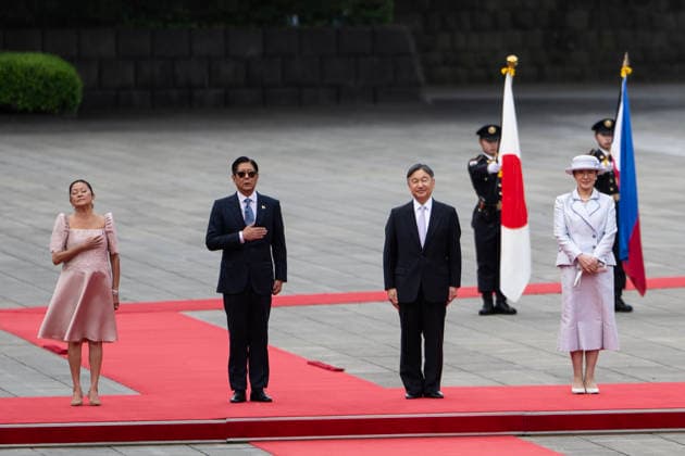 May 27, 2026, Tokyo, Japan: Philippine President Ferdinand Marcos Jr. (2L), his wife First Lady Liza Araneta Marcos (L), Japan s Emperor Naruhito (2R) and Empress Masako (R) stand at attention during the Philippine national anthem at the Royal Palace during a state visit in Tokyo on May 27, 2026. Tokyo Japan - ZUMAz114 20260527_zih_z114_020 Copyright: xPOOLx