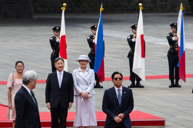 May 27, 2026, Tokyo, Japan: Philippine President Ferdinand Marcos Jr. (R) walks to inspect a guard of honor as his his wife First Lady Liza Araneta Marcos (L), Japan s Emperor Naruhito (2R) and Empress Masako (R) look on at the Royal Palace during a state visit in Tokyo on May 27, 2026. Tokyo Japan - ZUMAz114 20260527_zih_z114_023 Copyright: xPOOLx
