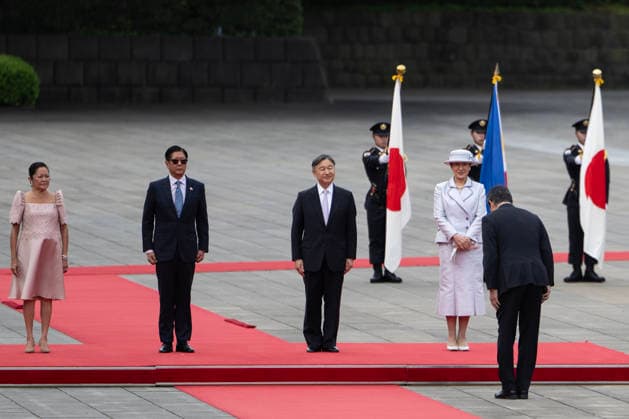 May 27, 2026, Tokyo, Japan: Philippine President Ferdinand Marcos Jr. (2L), his wife First Lady Liza Araneta Marcos (L), Japan s Emperor Naruhito (2R) and Empress Masako (R) wait for the national anthems before inspecting a guard of honour at the Royal Palace with during a state visit in Tokyo on May 27, 2026. Tokyo Japan - ZUMAz114 20260527_zih_z114_025 Copyright: xPOOLx
